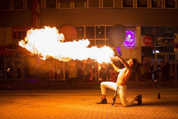 NIKA ➨ Feuerkünstler aus Essen ✓ Feuershows inkl. Feuerspucken in Ruhrgebiet und NRW buchen ✓