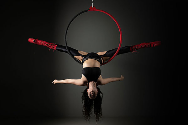 SHOKY ➨ Aerial Hoop Tänzerin aus Zürich ✓ professionelle Aerial Shows für Events in der Schweiz ✓
