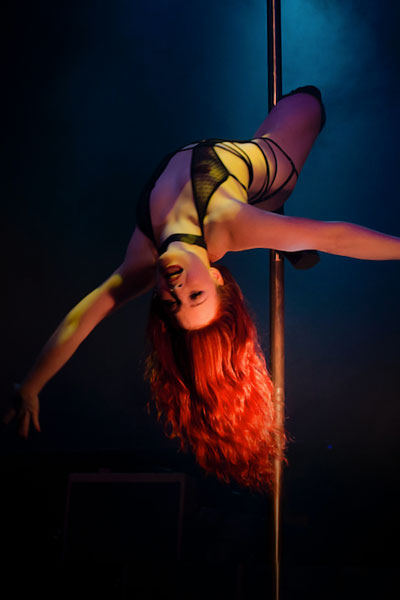 AMBER EVE ➨ Pole Dance Tänzerin aus der Schweiz ✓ Profi an der Pole Dance Stange ✓